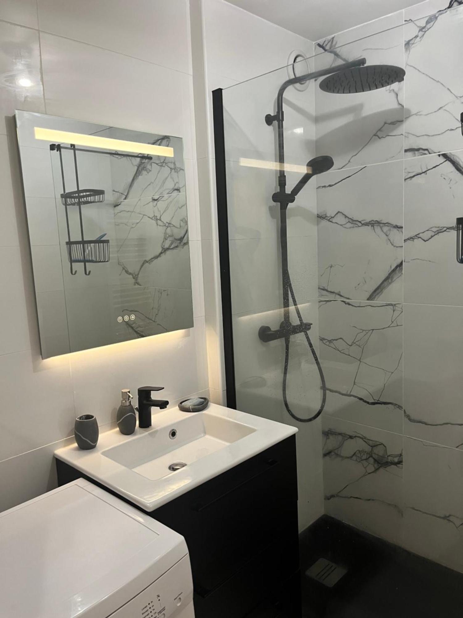 Apartment Style Industriel Elegant, Proche Vieille