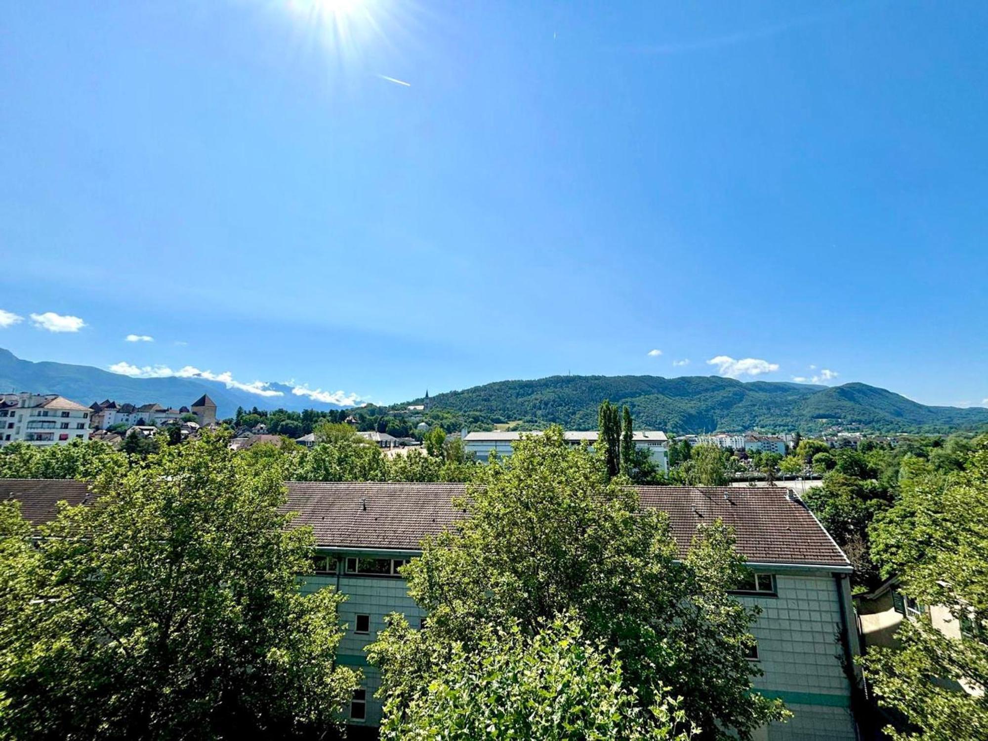 A Avec Balcon, Garage, Proche Centre Historique Et - Fr-1-432-49 Annecy