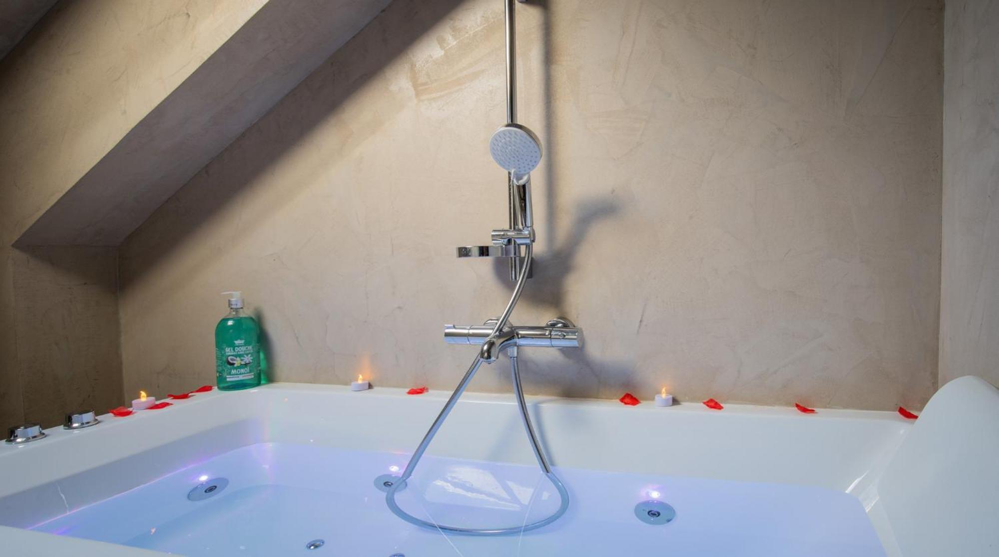 Cloud Romantique Jacuzzi Apartment *