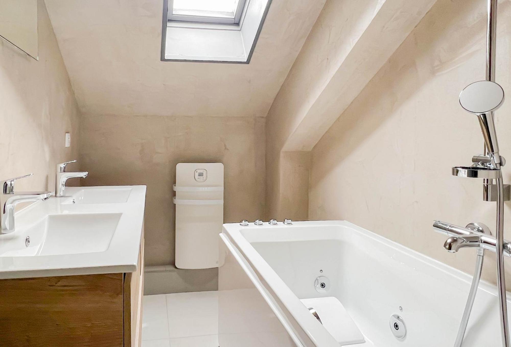 Cloud Romantique Jacuzzi Apartment *