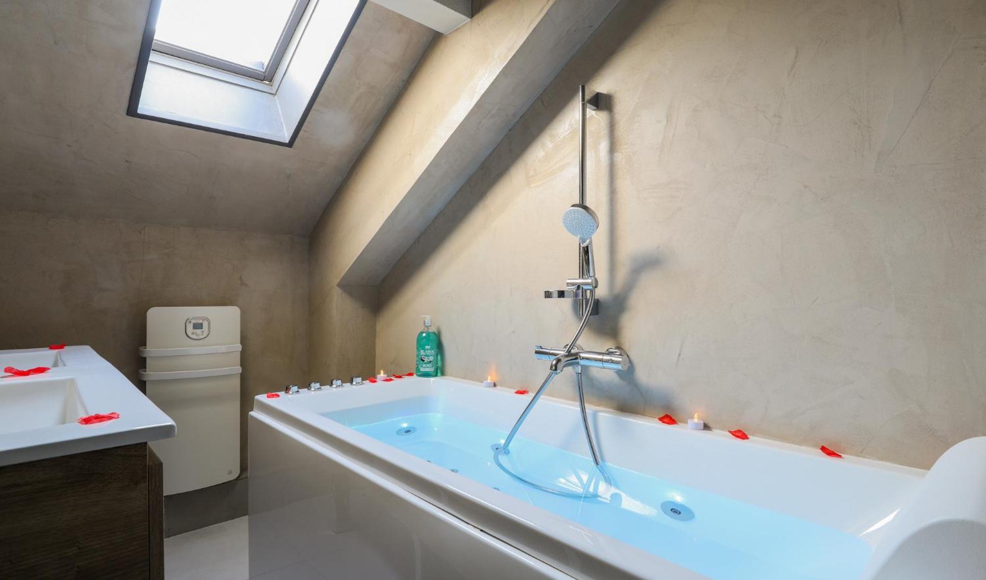 Cloud Romantique Jacuzzi Apartment