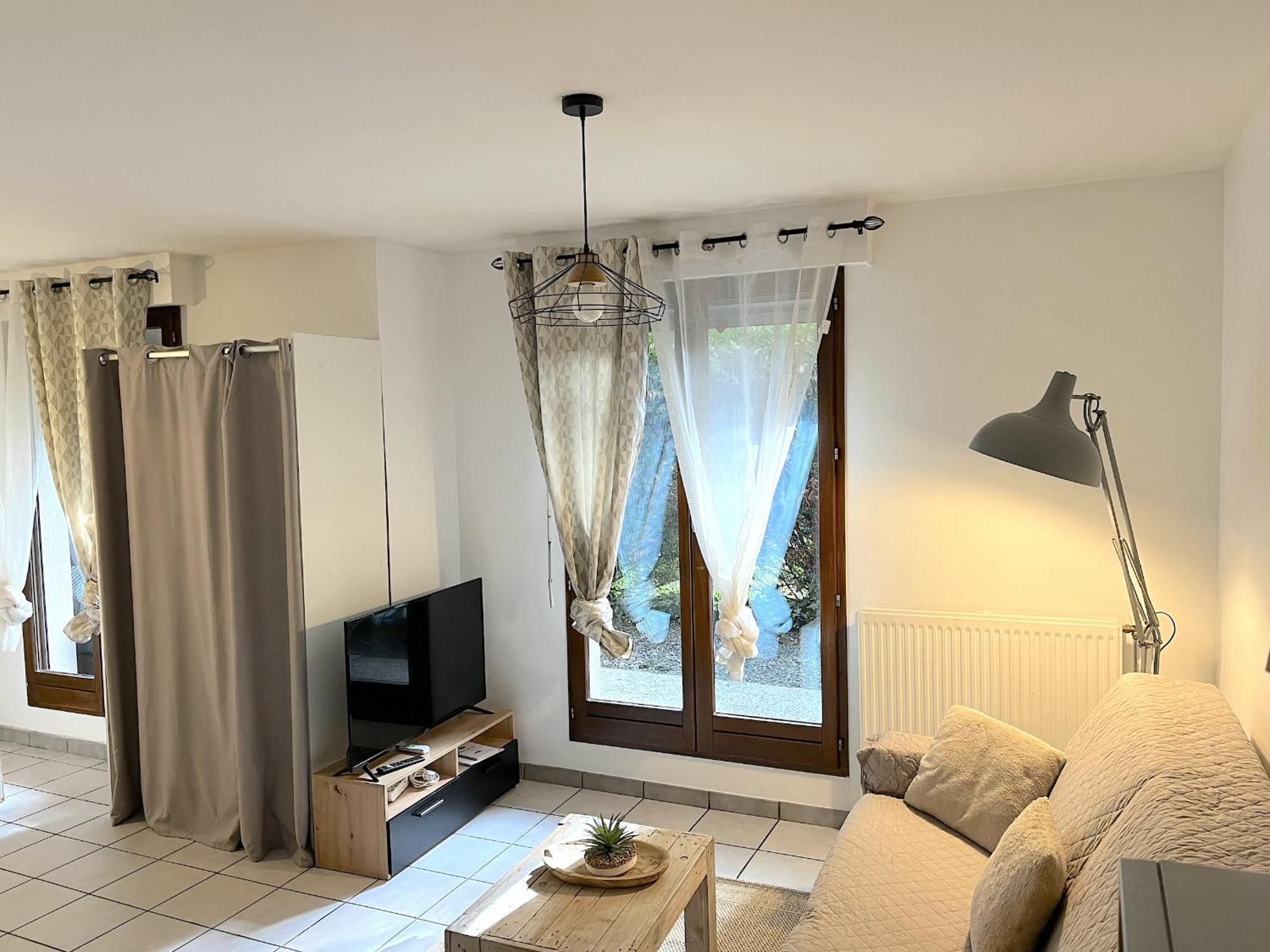Joli Studio Avec Jardin