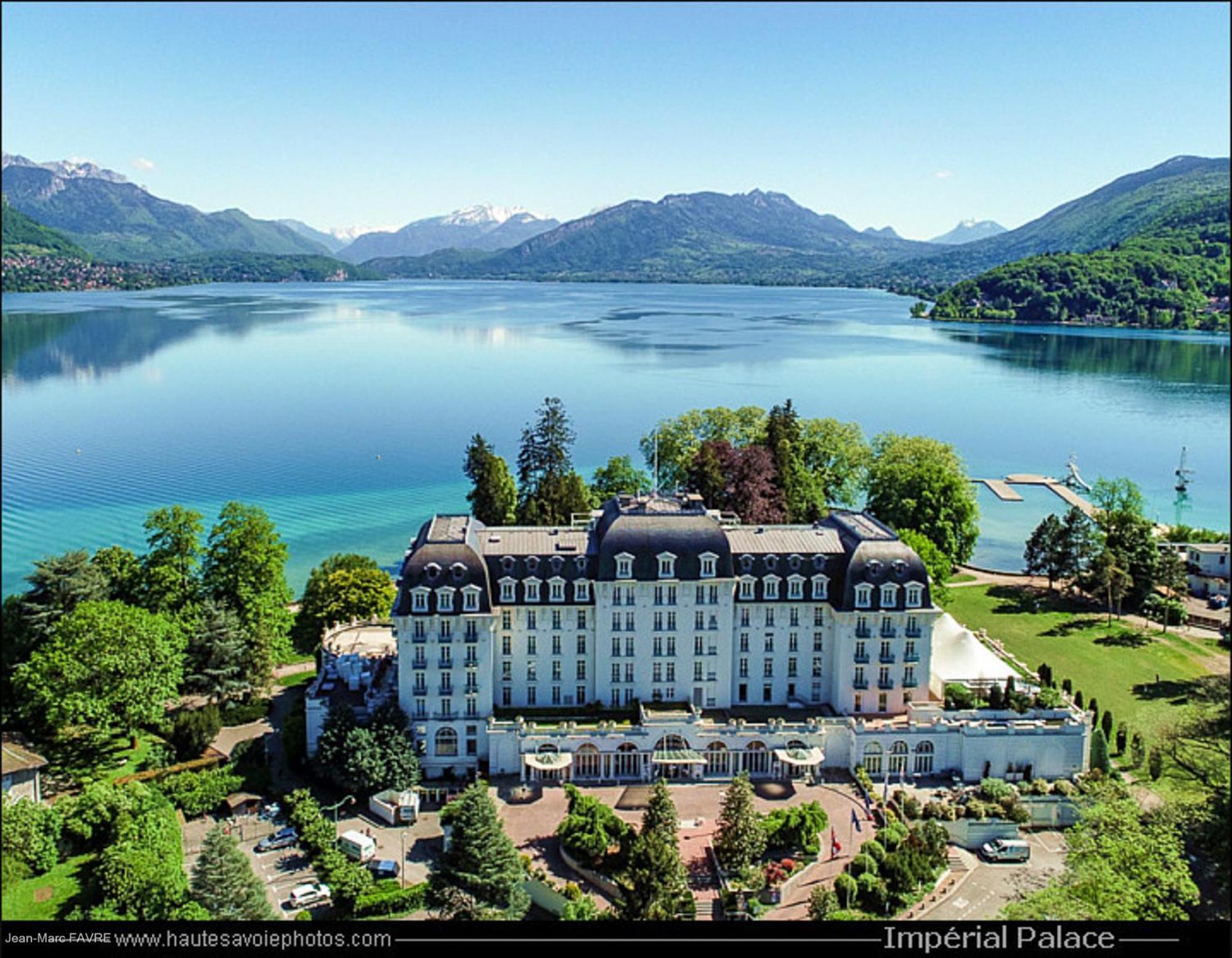 Le Bleu Du Lac: Lakeside Serenity With Private Parking Apartment *