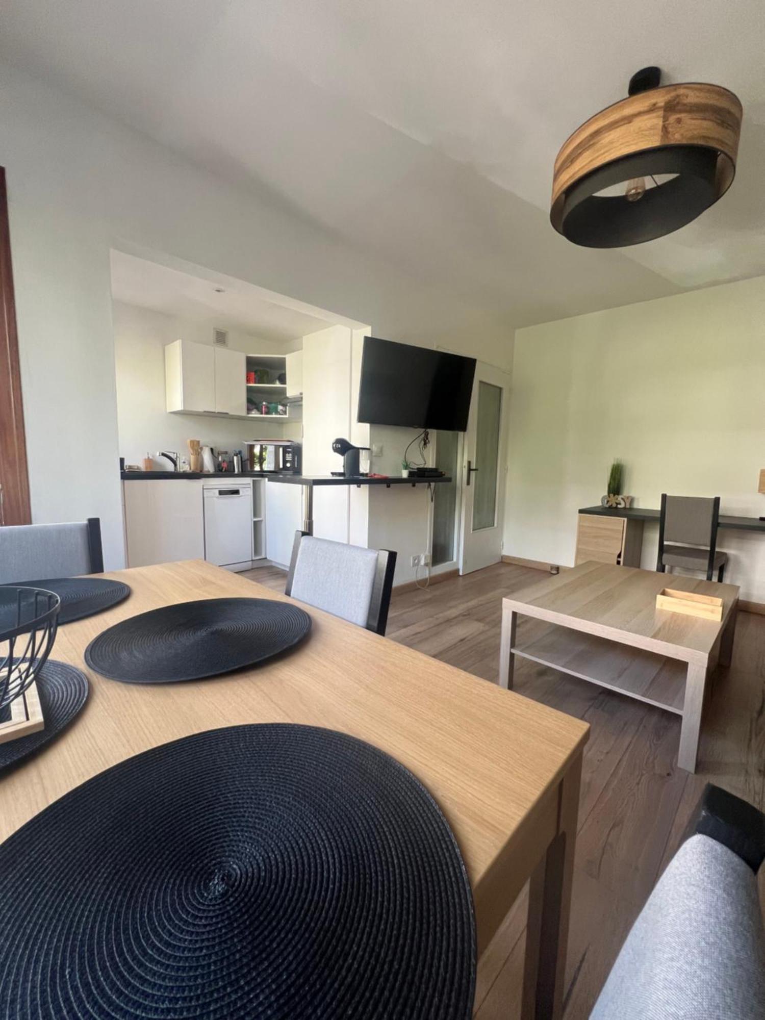A 5 Min Du Apartment *