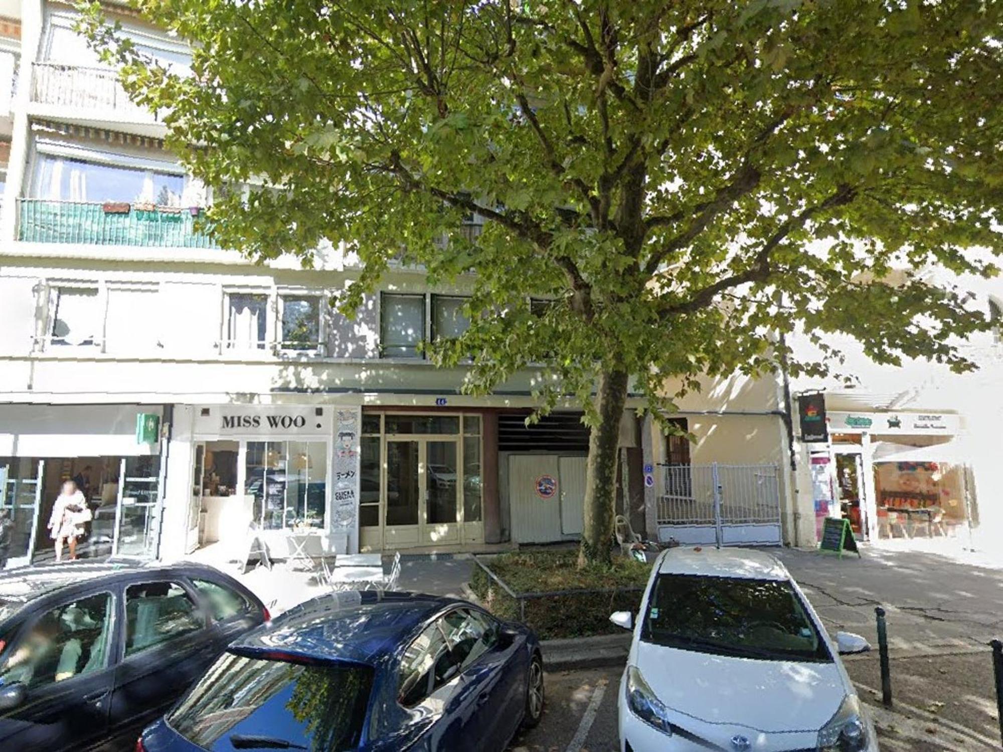 A Avec Balcon, Garage, Proche Centre Historique Et - Fr-1-432-49 Annecy