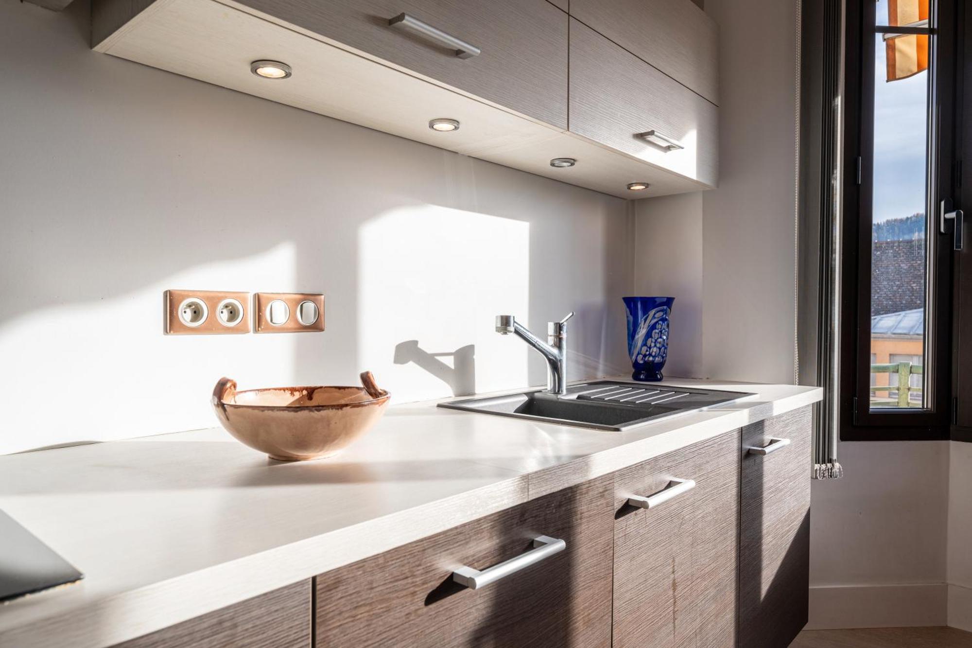 - Le 10 Apartment *