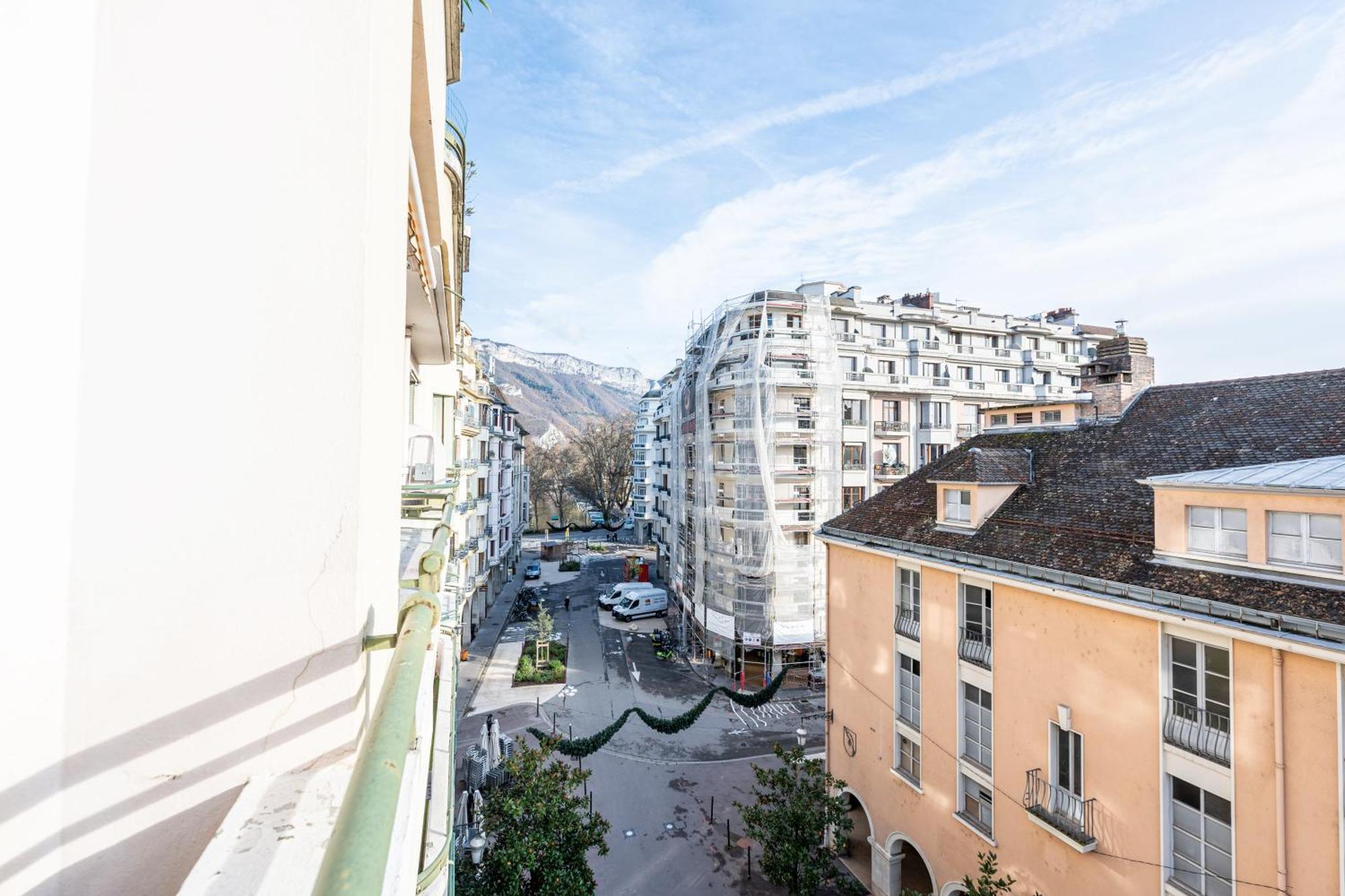 - Le 10 Apartment