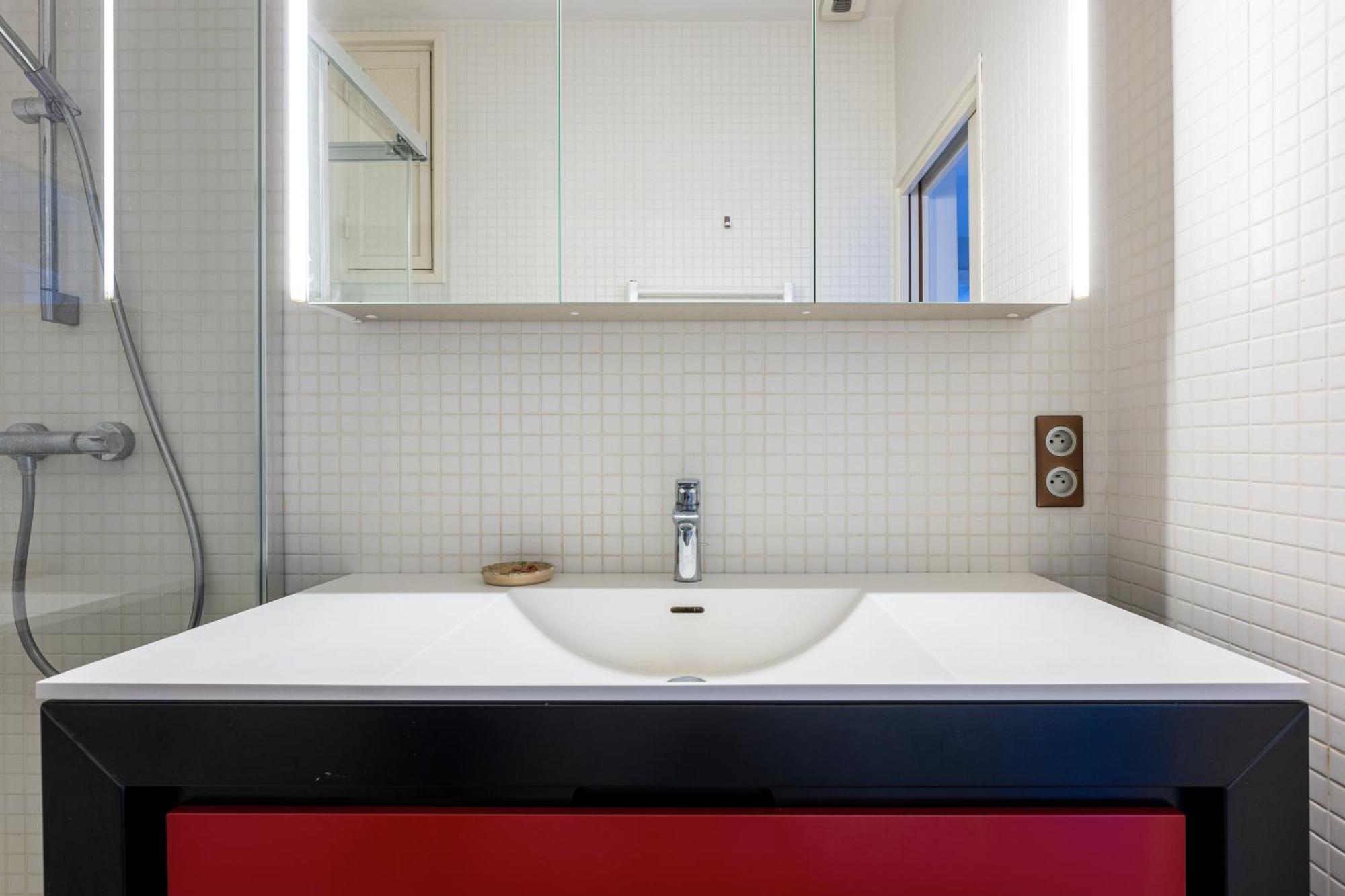 - Le 10 Apartment *