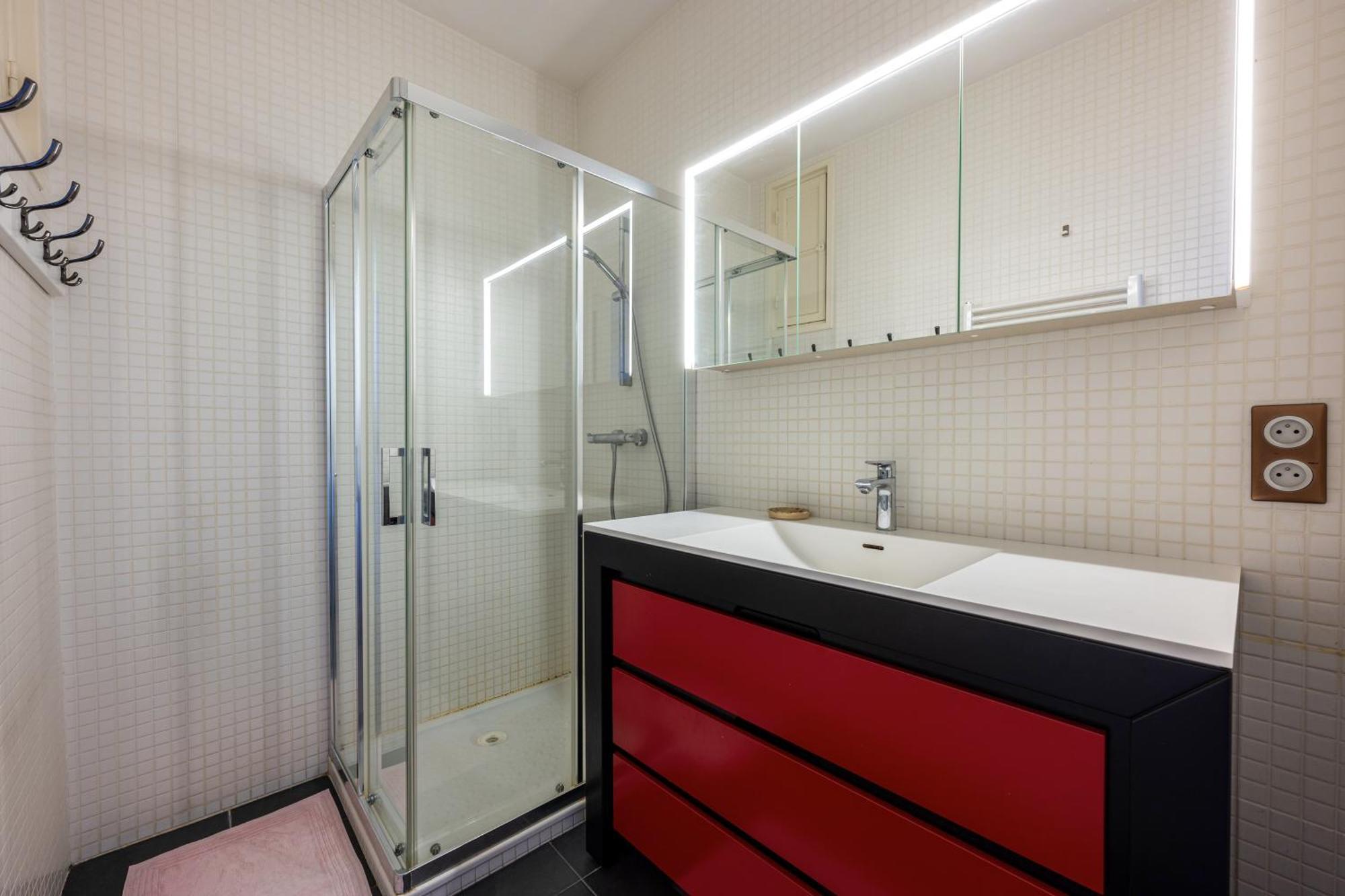 - Le 10 Apartment *