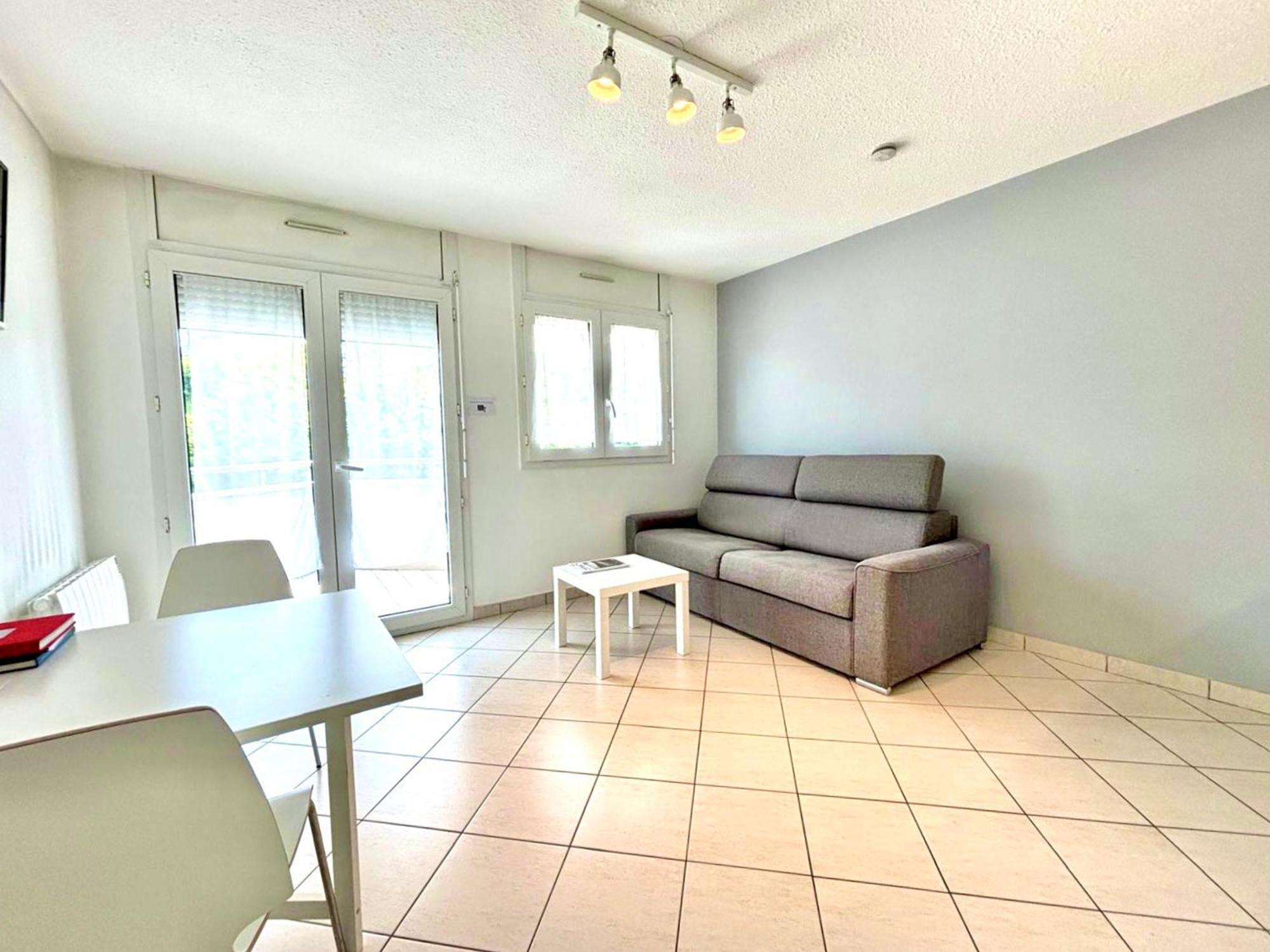 Renove A Avec Terrasse, Proche Commerces Et Parking Prive - Fr-1-432-42 Apartment Annecy