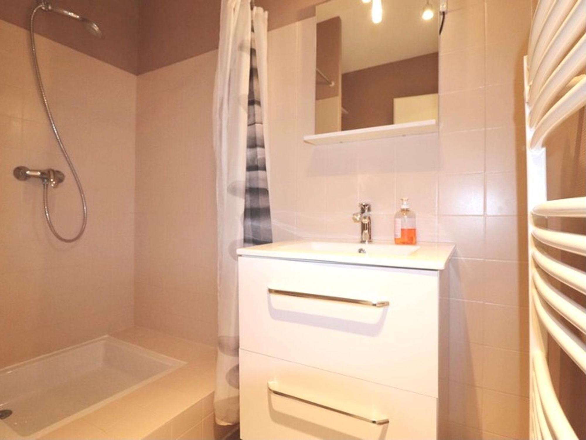 Renove A Avec Terrasse, Proche Commerces Et Parking Prive - Fr-1-432-42 *