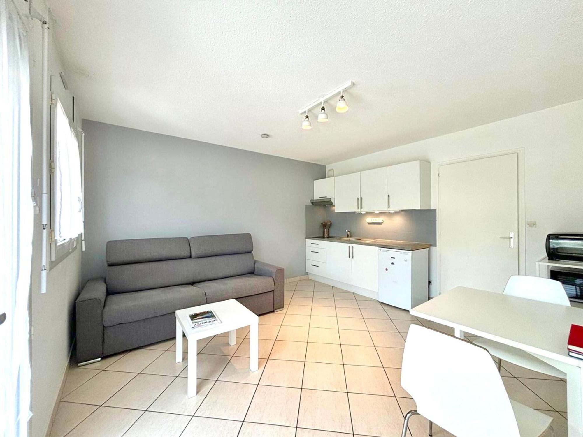 Renove A Avec Terrasse, Proche Commerces Et Parking Prive - Fr-1-432-42 Apartment *