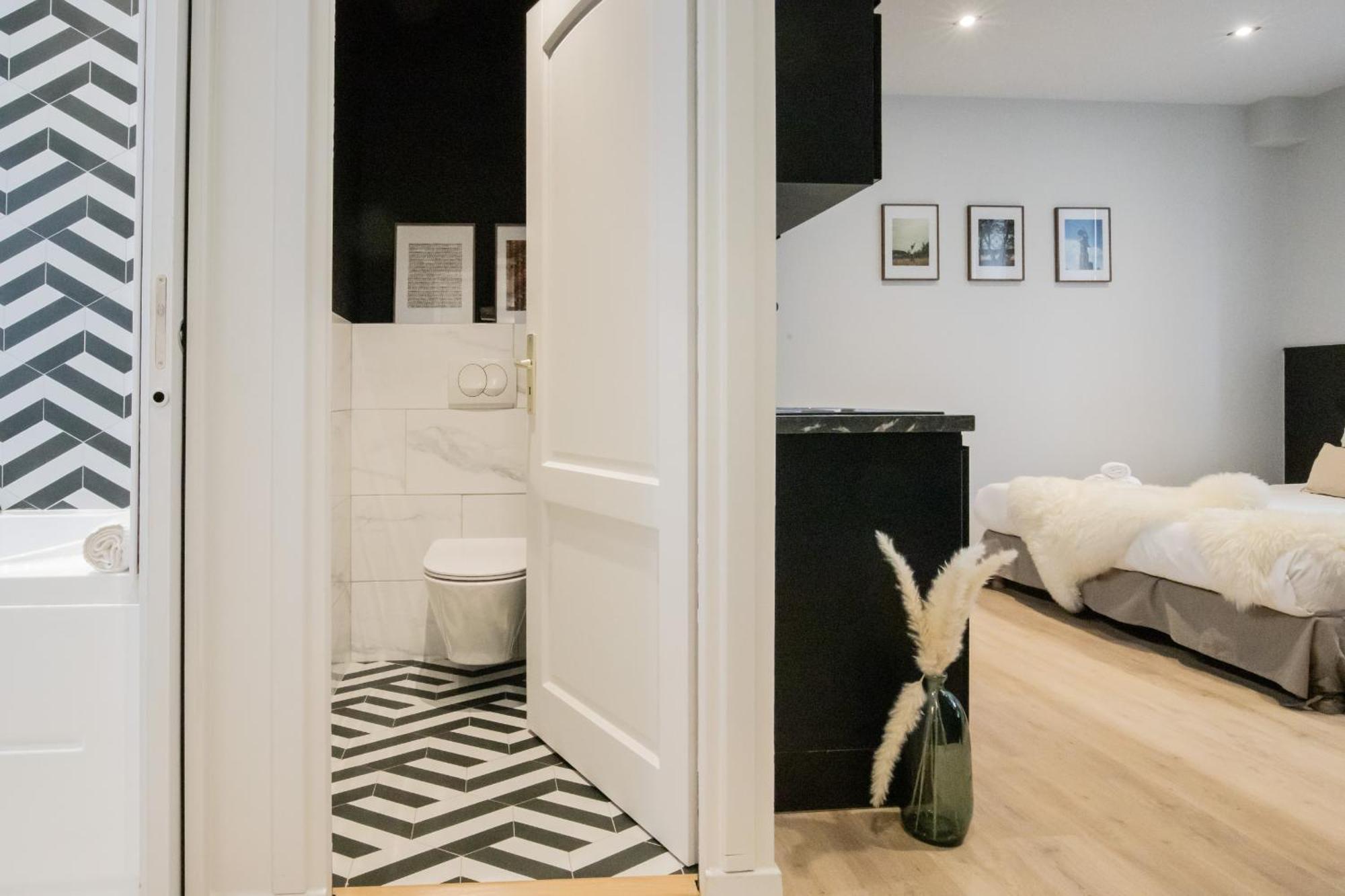 Romeo 300 M Du Jacuzzi Garage Apartment *