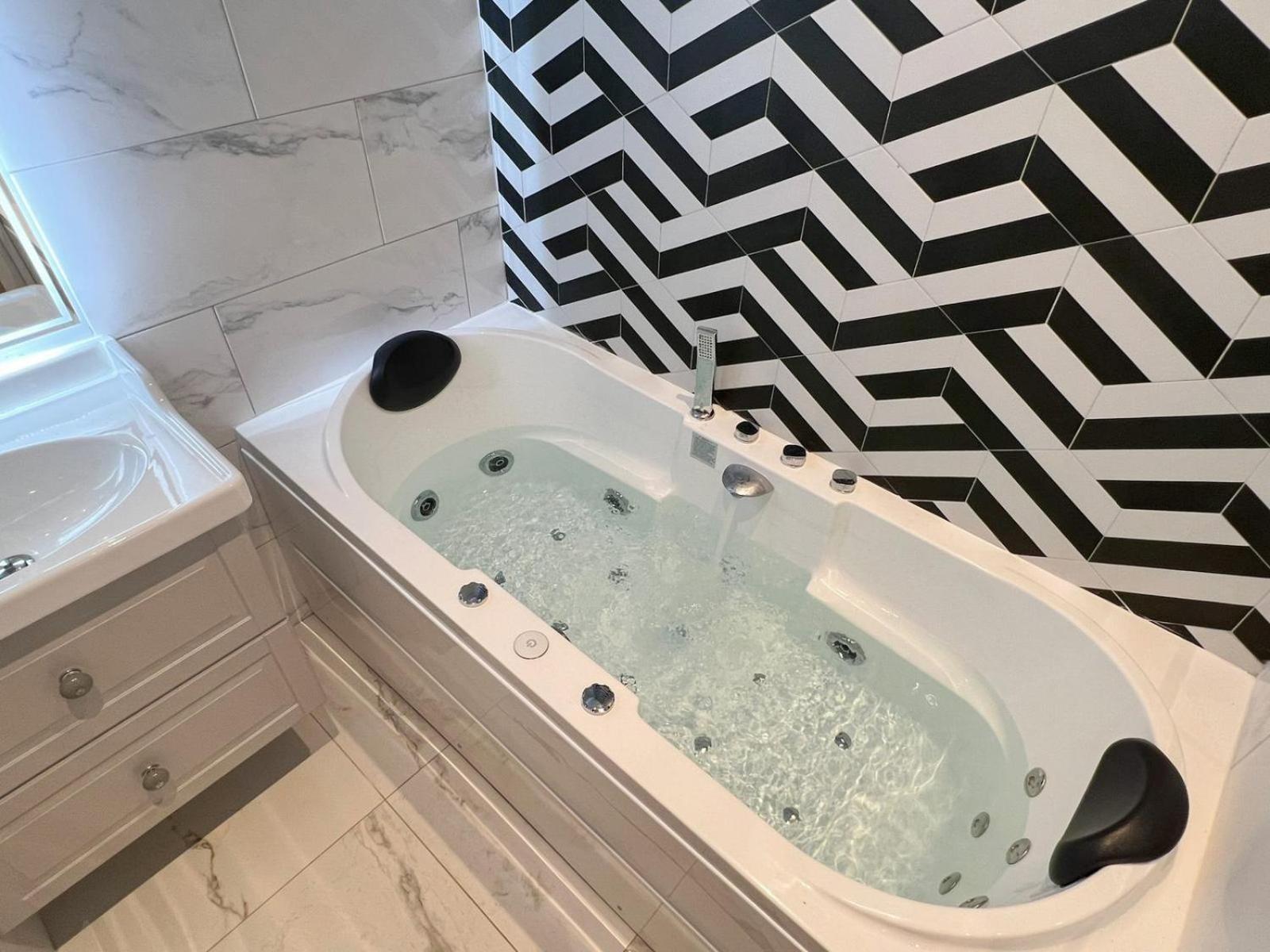 Apartment Romeo 300 M Du Jacuzzi Garage Annecy