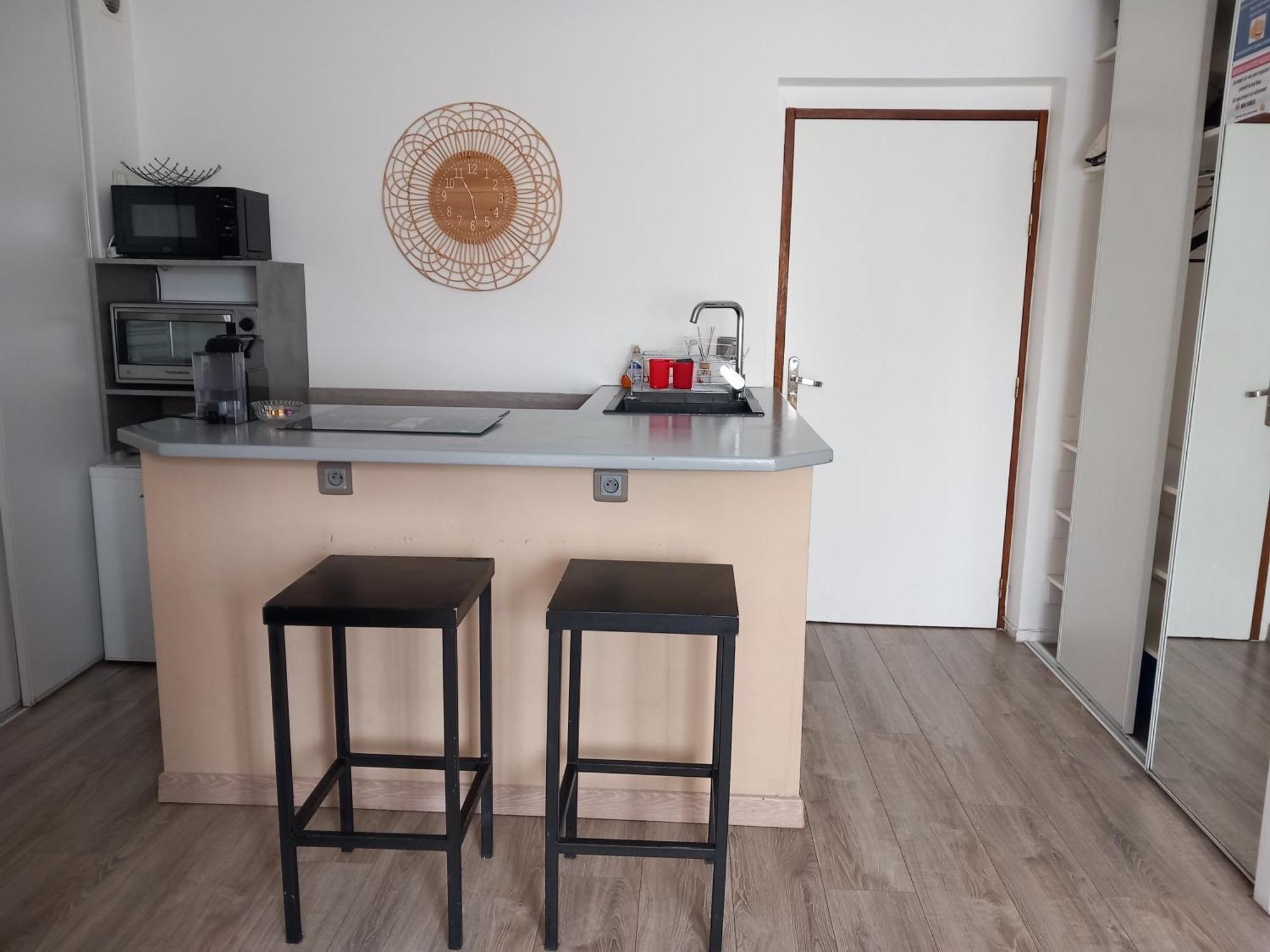 Appartement Avec Petite Place De Parking, Centre Ville, Proche Gares *