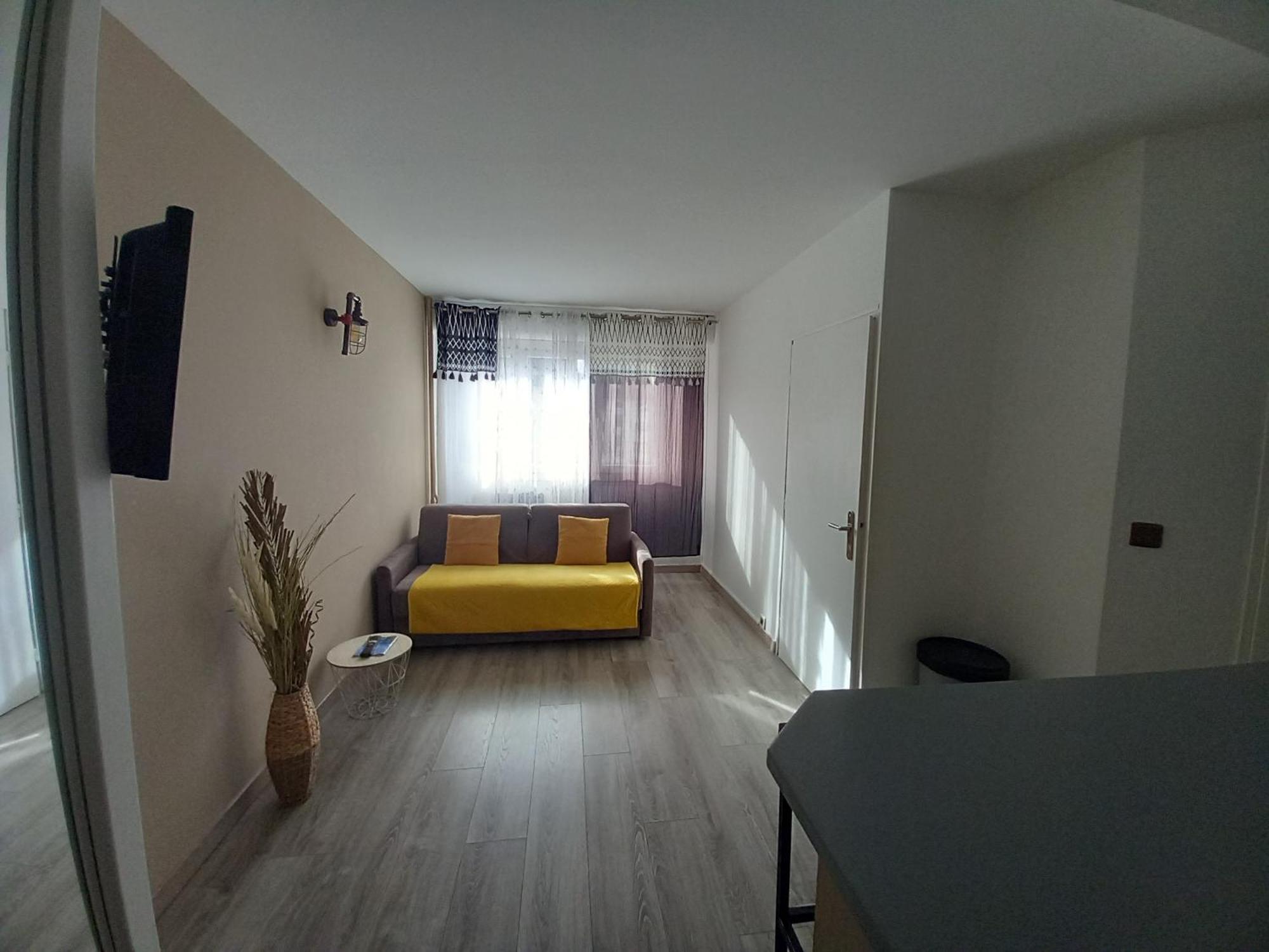 Avec Petite Place De Parking, Centre Ville, Proche Gares Annecy