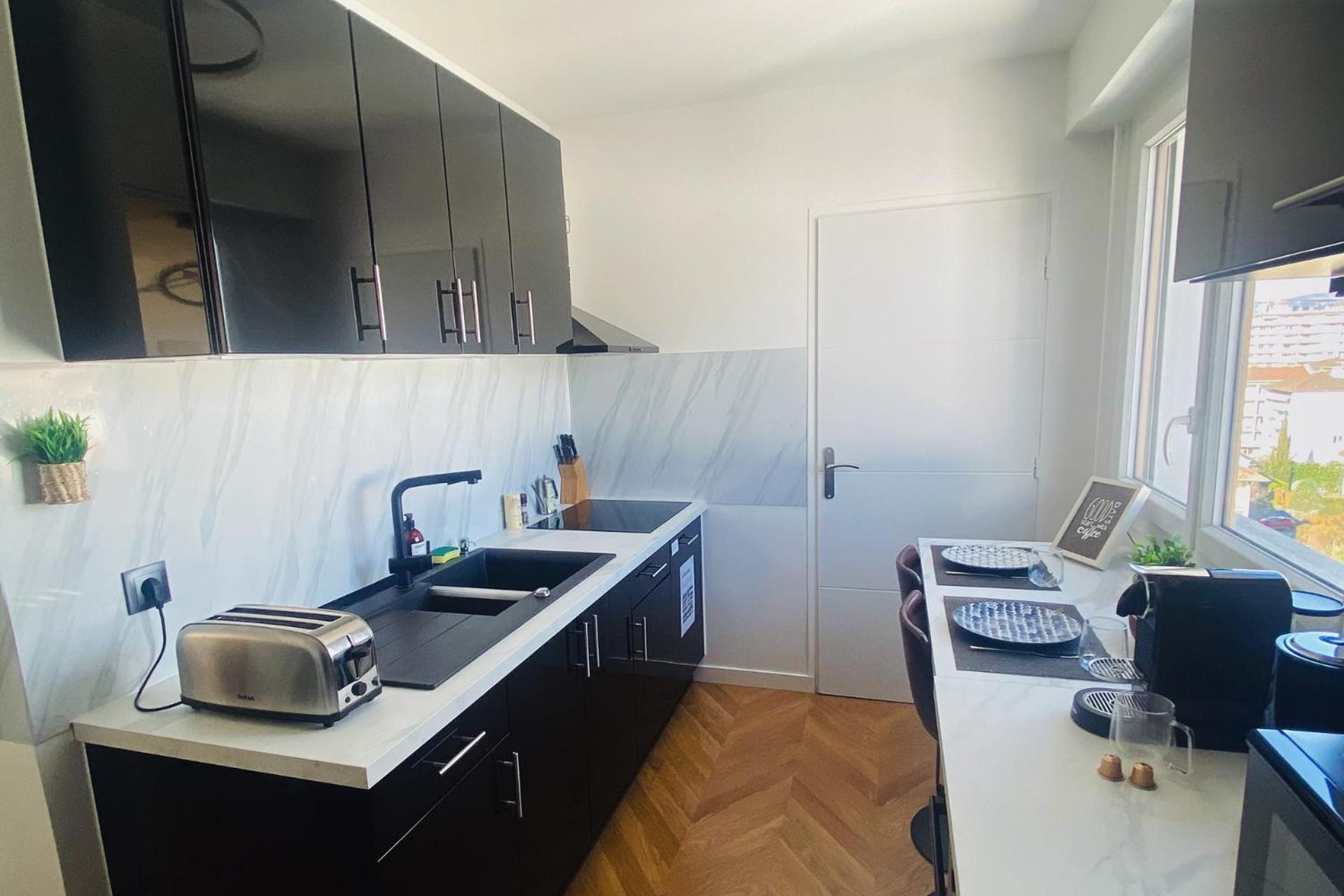 Panorama Stay, Pool, Balcony And Mountain View Apartment *