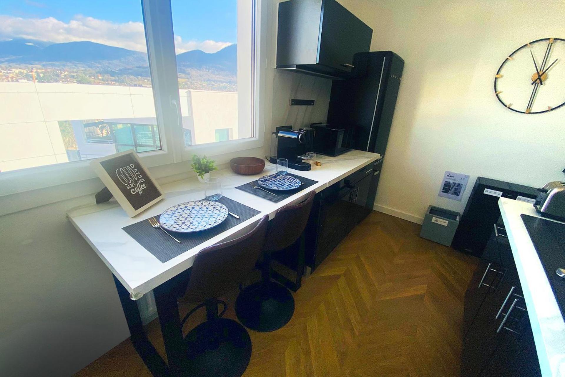 Panorama Stay, Pool, Balcony And Mountain View Apartment *