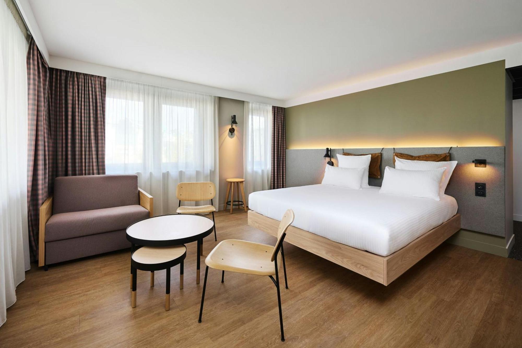 Moxy 3*