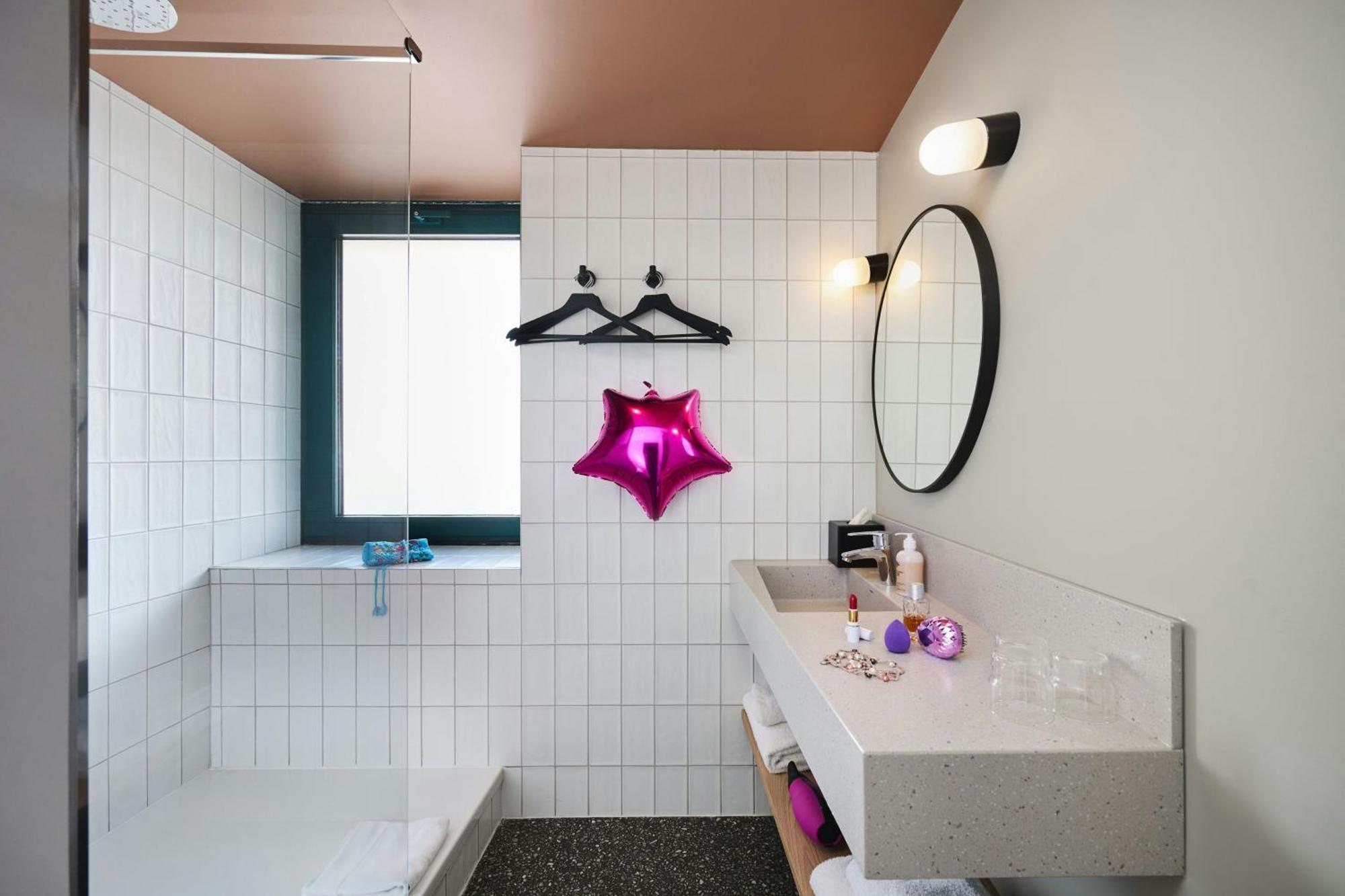 Moxy 3*