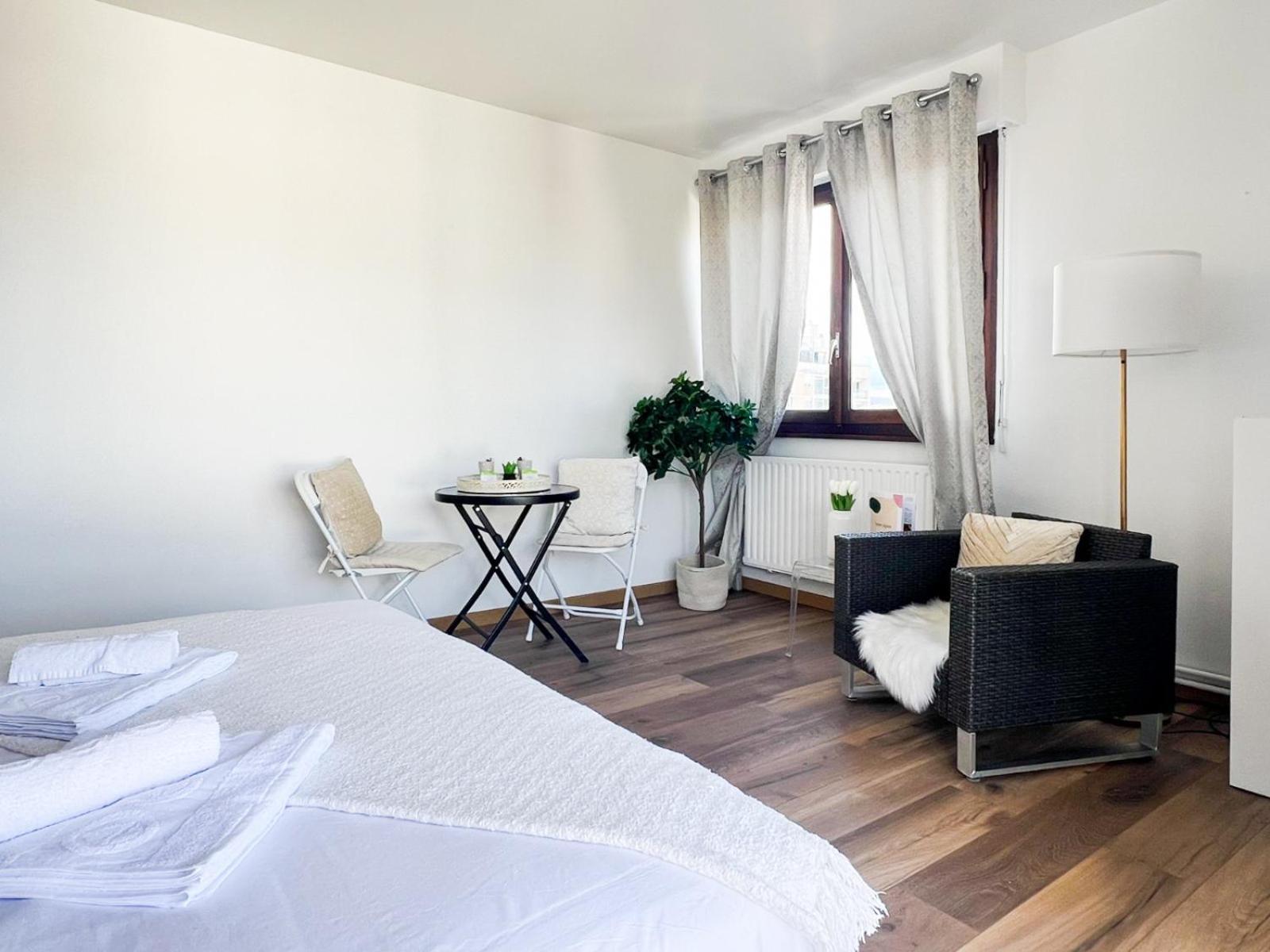 Mont Royal Balcon Et Piscine Apartment *