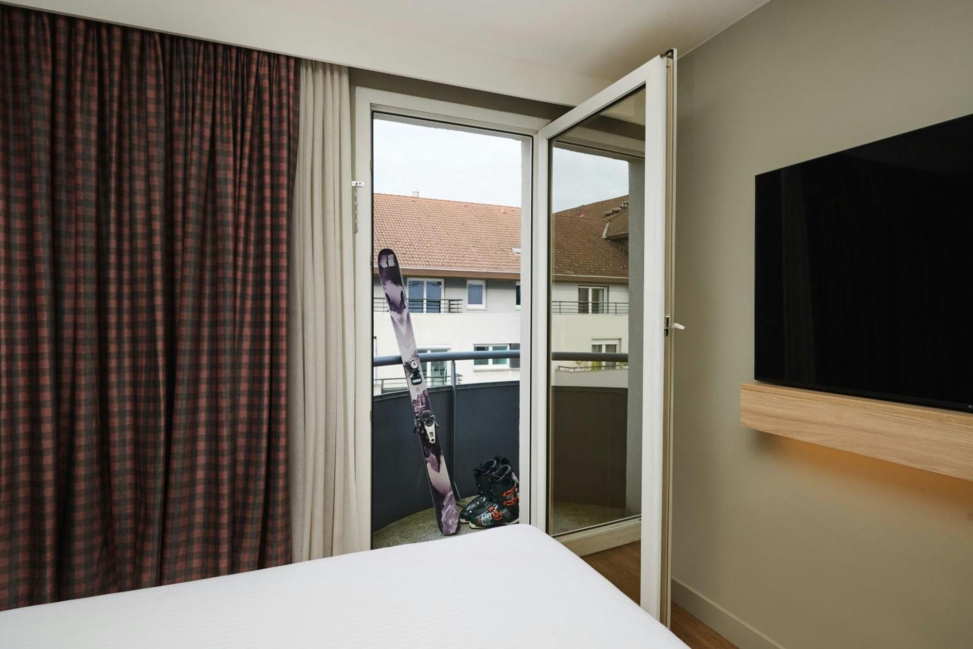 Moxy 3*