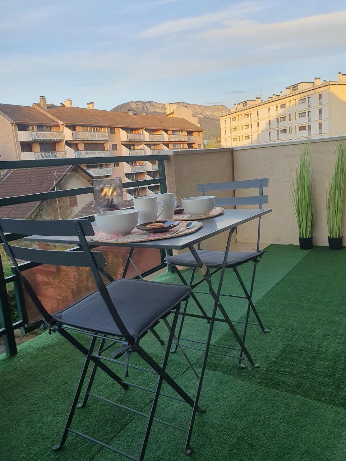 Cozy With Terrace Apartment *
