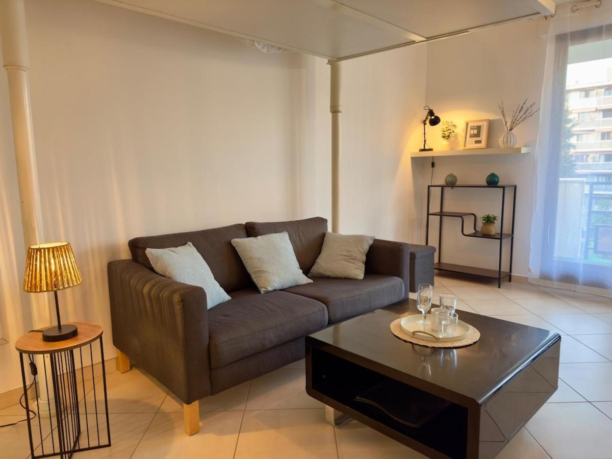 Cozy With Terrace Apartment *