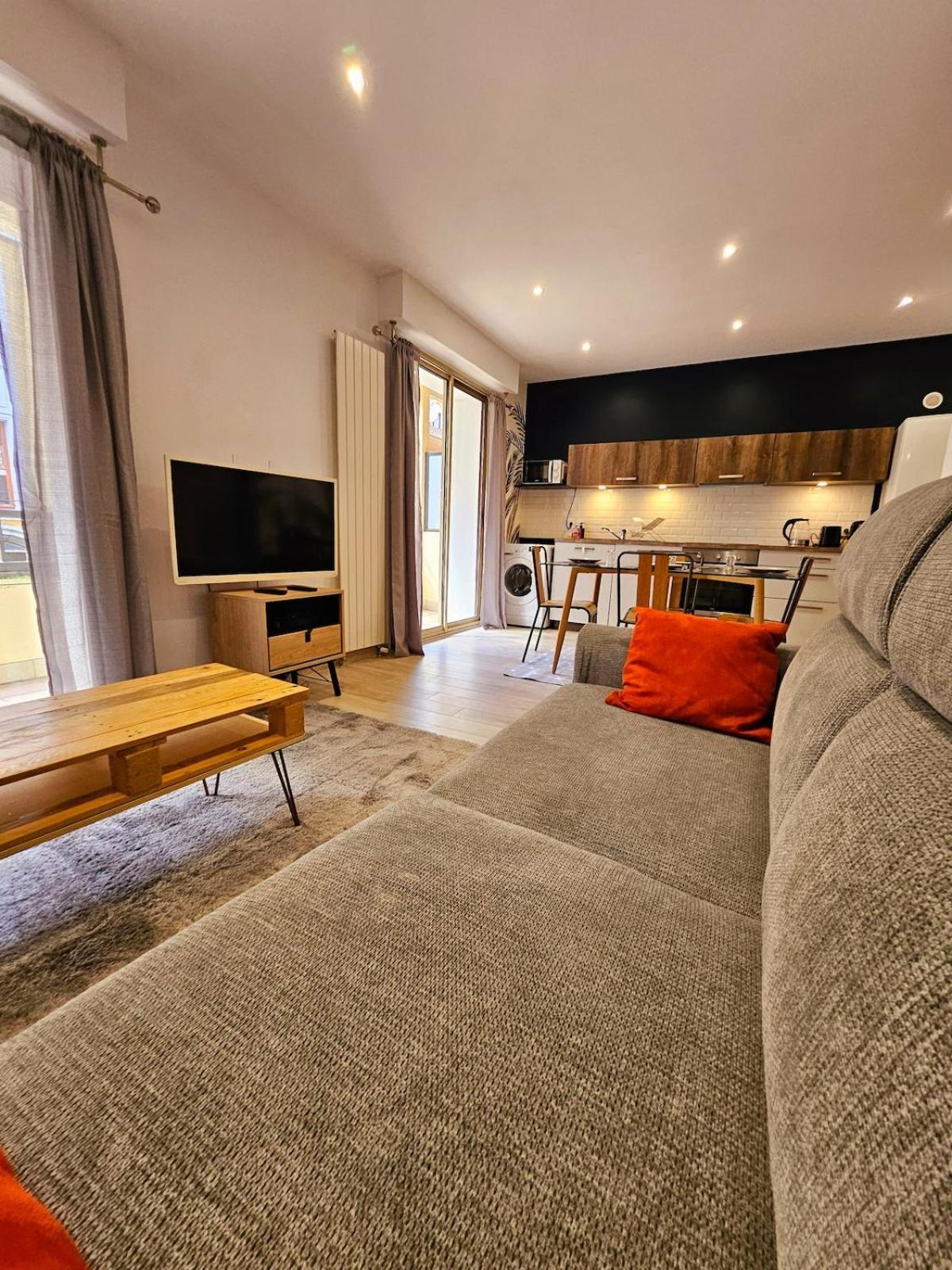 Apartment T2 Avec Balcon - Rue Royale 5min Du *