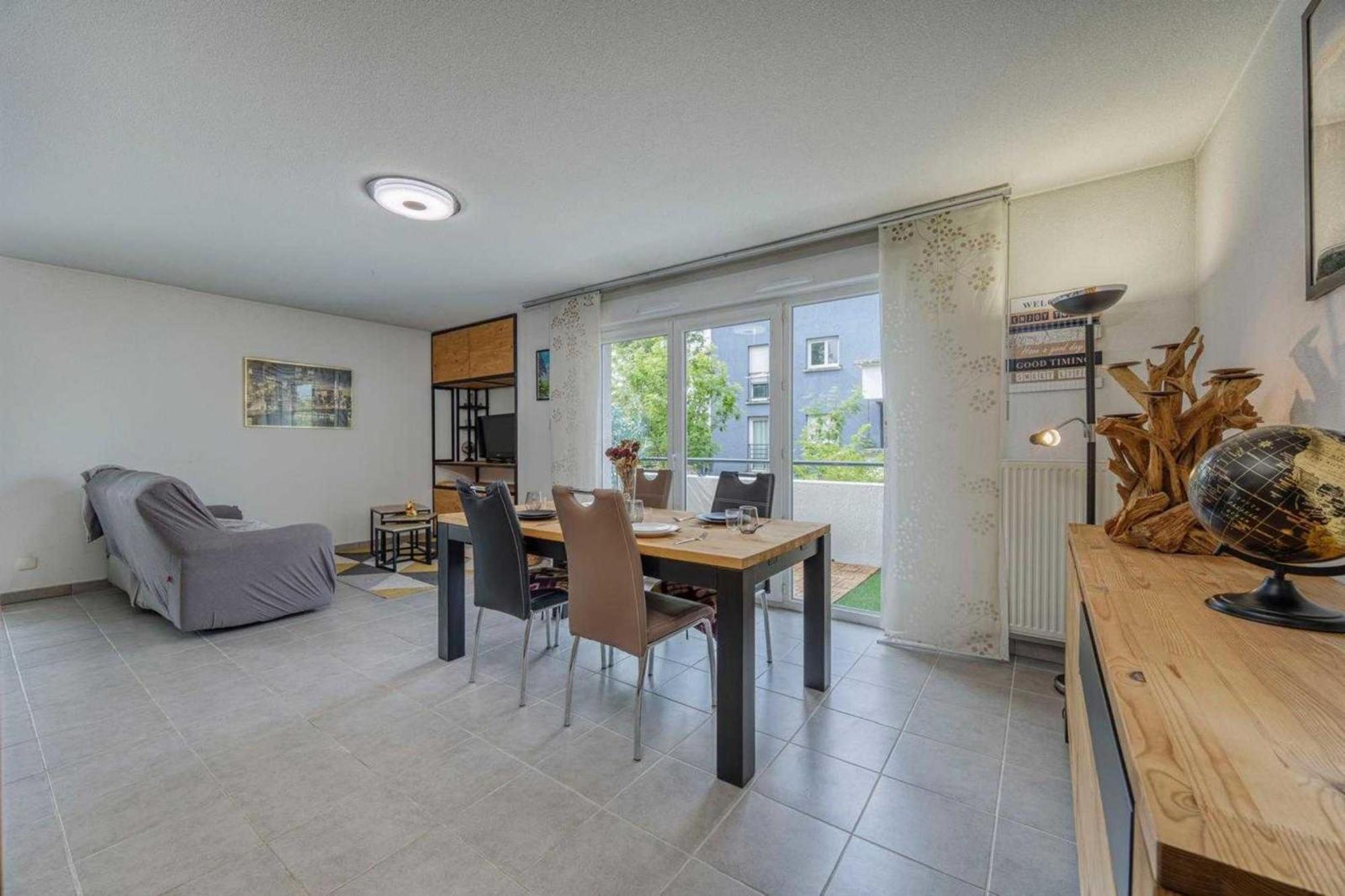 4p With Balcony In Apartment