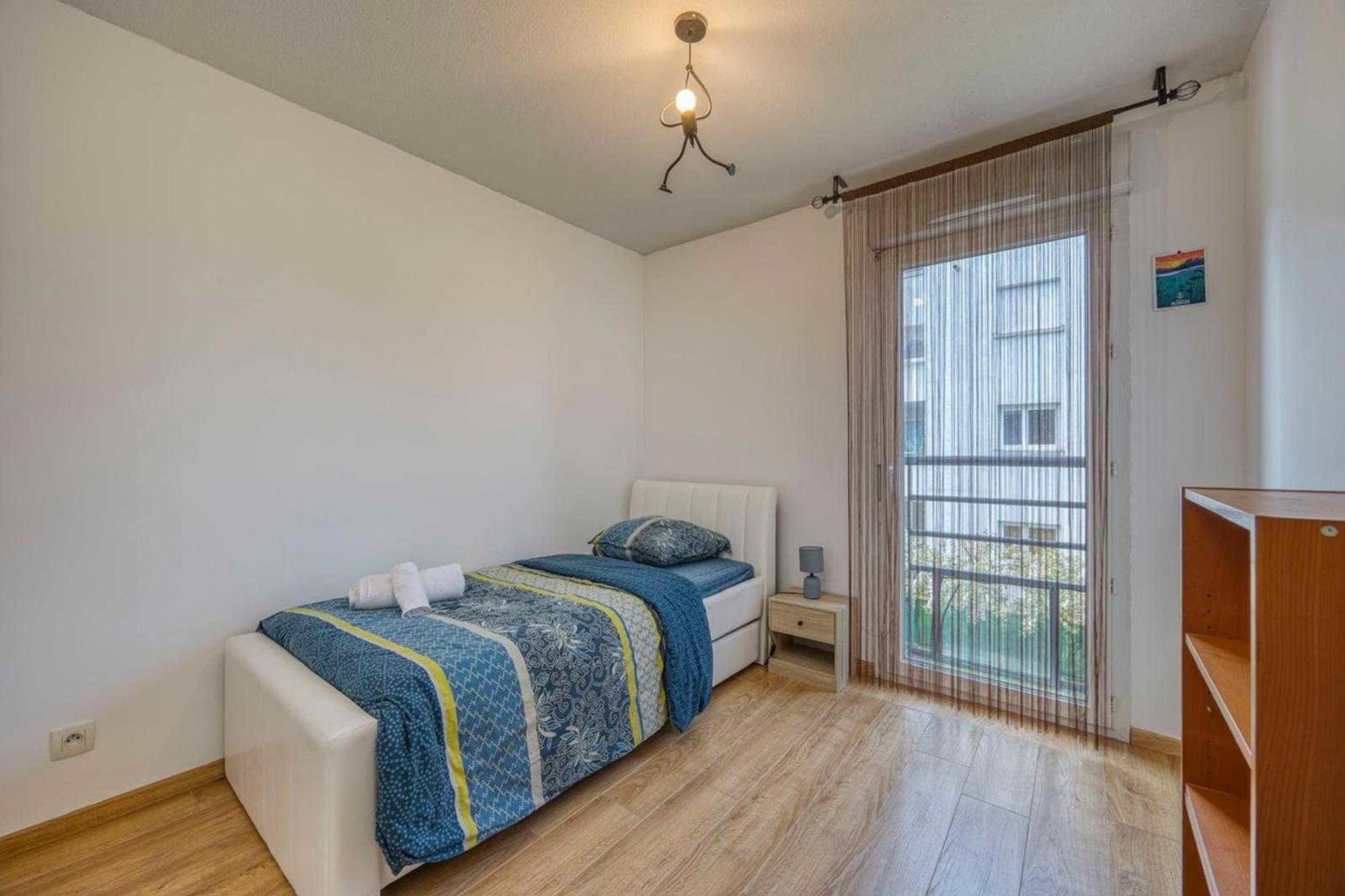 4p With Balcony In Apartment *
