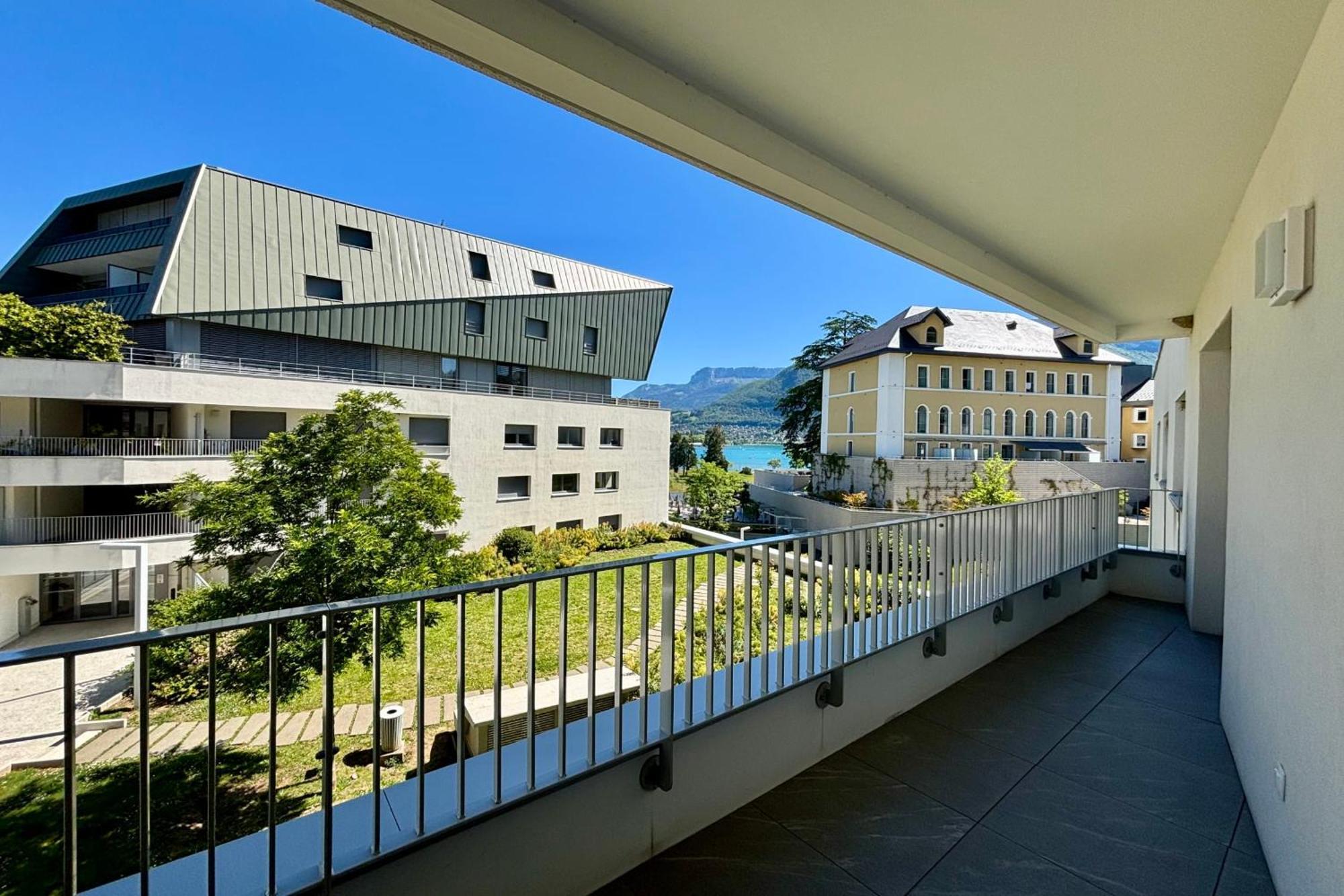 Cote Jardin Joli T2 Avec Garage A 100m Du Annecy